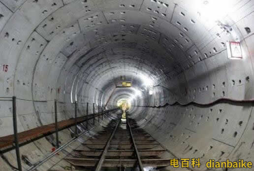 采用明挖預(yù)制裝配施工時(shí)宜采用矩形斷面或圓形斷面，采用非開(kāi)挖技術(shù)時(shí)宜采用圓形斷面、馬蹄形斷面。