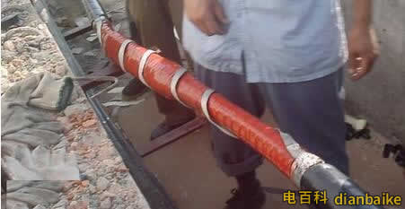 焊接地線 用附帶的編織銅線將接頭兩端的保護(hù)鋼鎧聯(lián)結(jié)（焊接）起來。