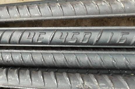 鋼筋吊牌上的重量和支數(shù)是什么意思？鋼筋上面的字母和數(shù)字是什么意思？